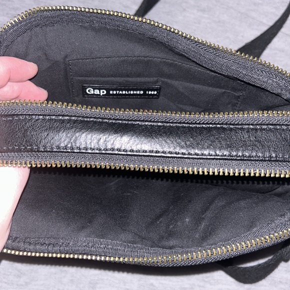 3 never used, new bags/purses. 2 GAP bags and one unknown maker. - Picture 4 of 14